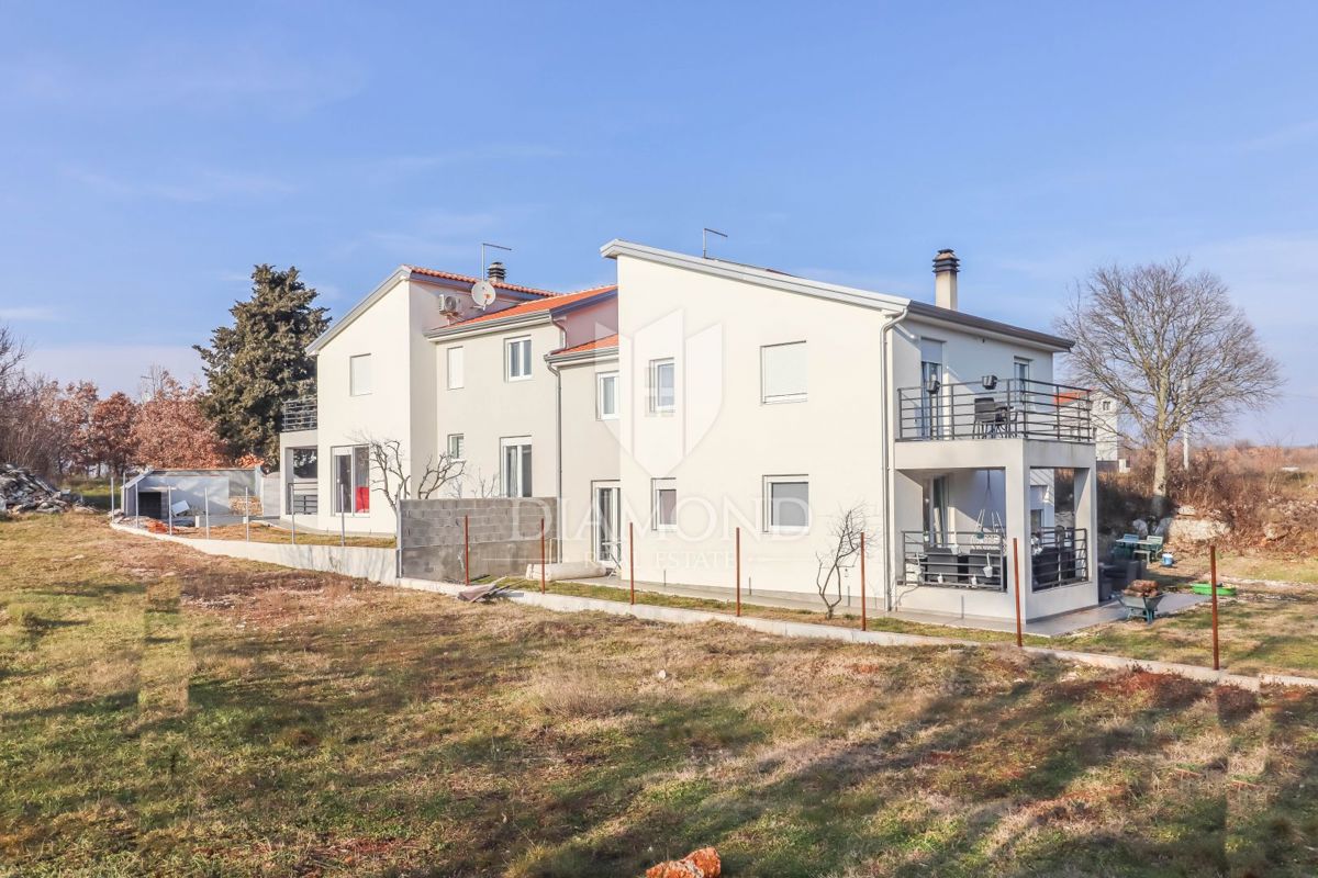 Poreč, okolica, dve hiši z bazenom in velikim vrtom!