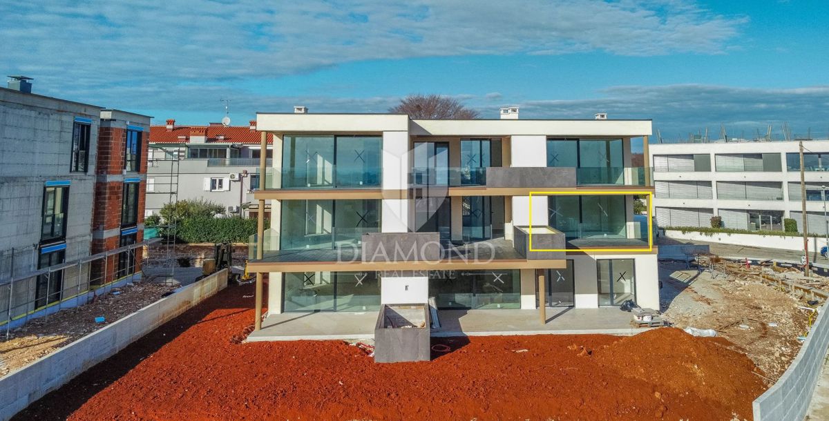 Novigrad, Moderan stan sa 3 spavaće sobe i terasom!