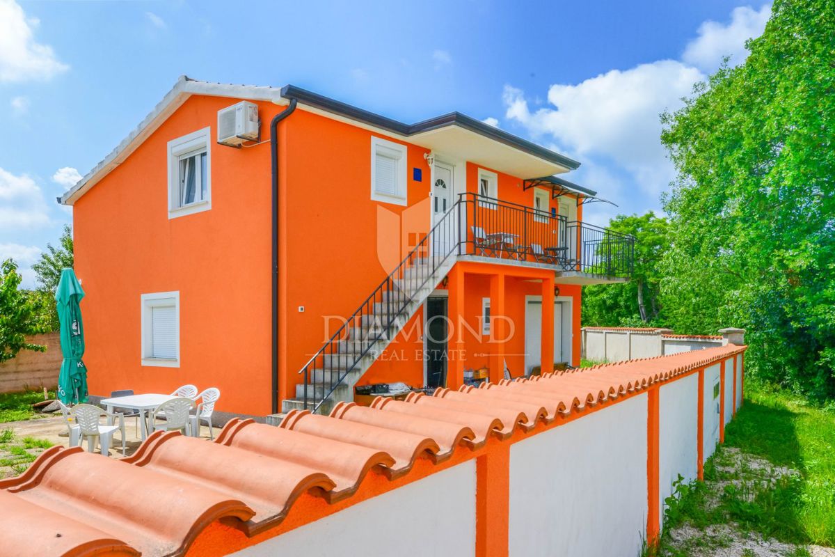 Poreč, okolica, hiša s tremi apartmaji in vrtom!