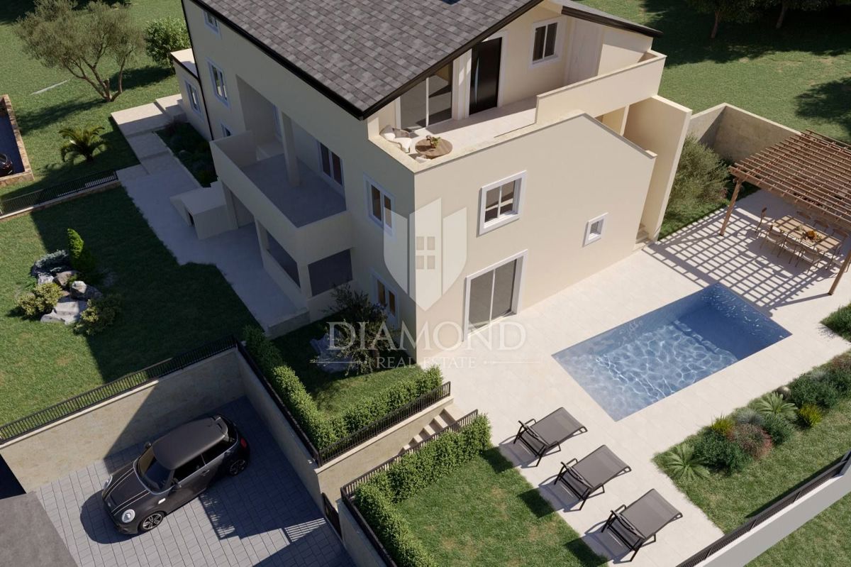 Poreč, okolica, vrstna hiša z bazenom na mirni lokaciji!