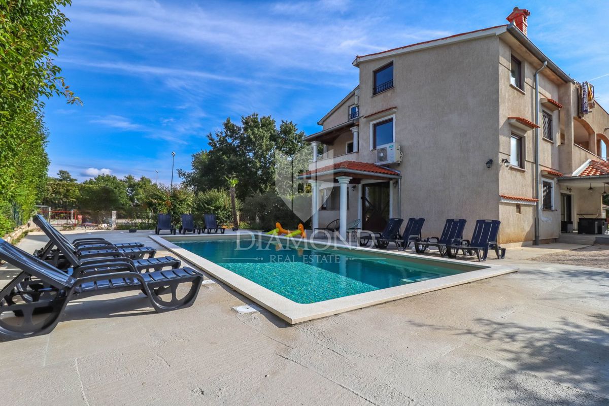 Poreč, hiša s tremi prostornimi apartmaji na mirni lokaciji!