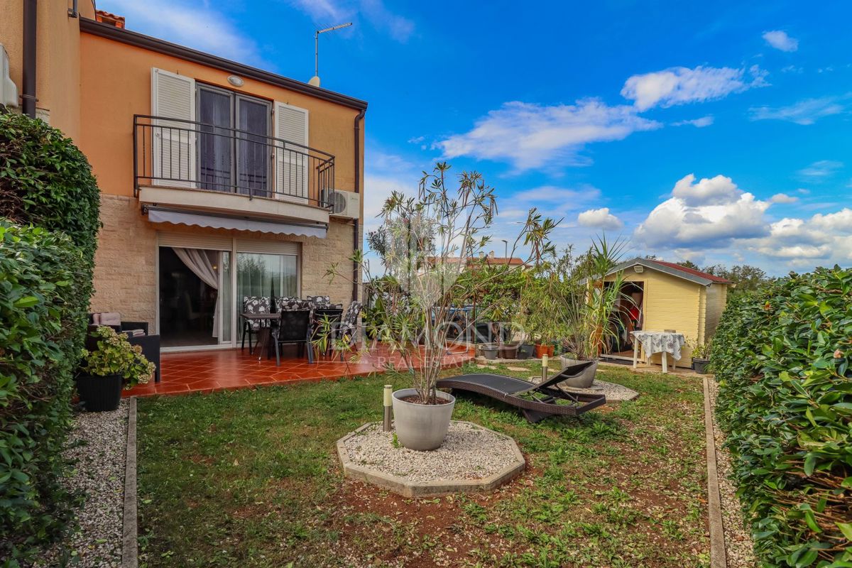 Poreč, okolica, vrstna hiša s prostornim vrtom!