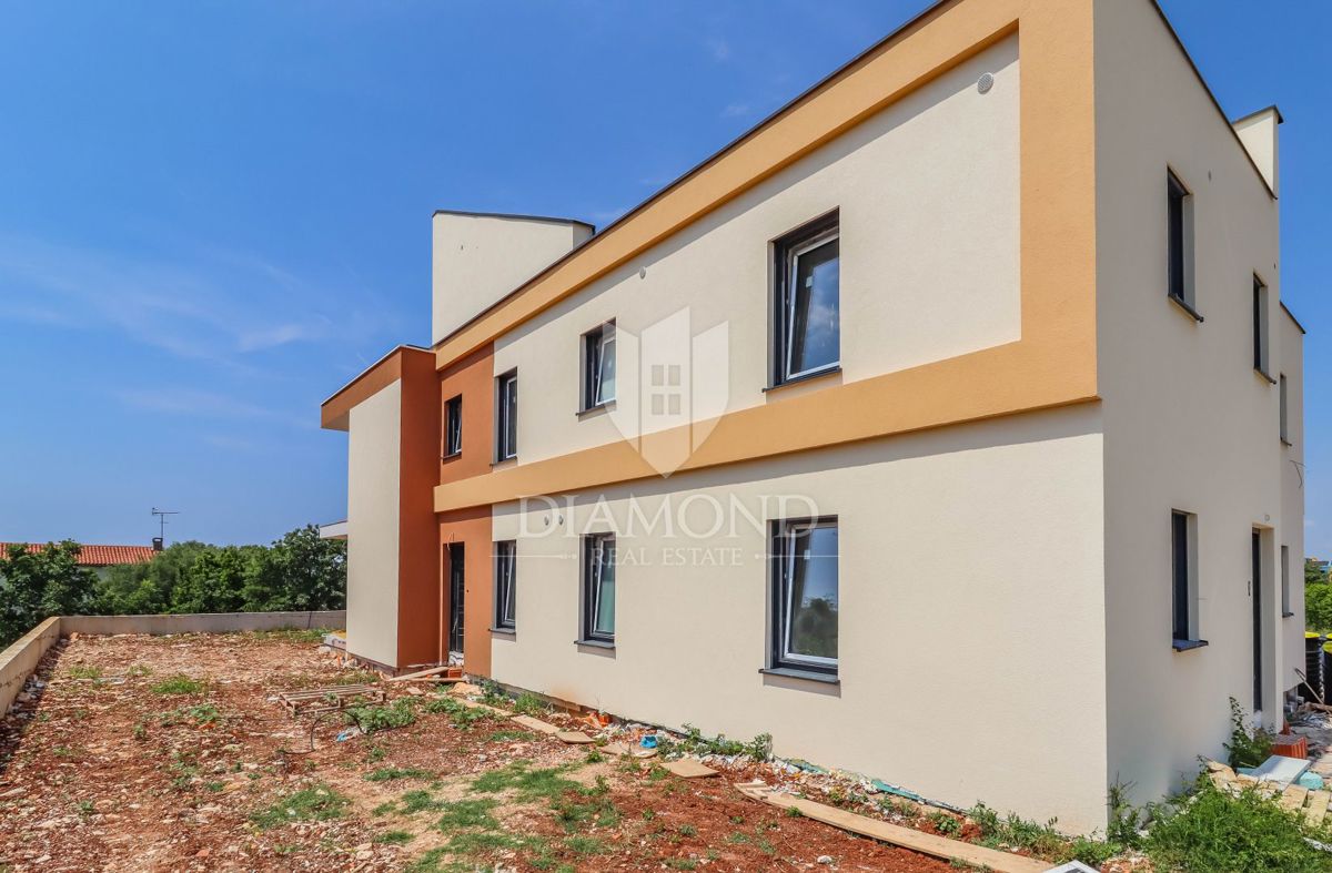 Poreč, pritlični apartma z vrtom 500 m od morja!