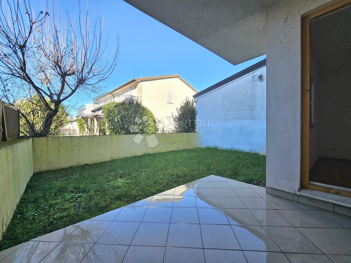 PRILIKA! Prostrani stan s okućnicom 