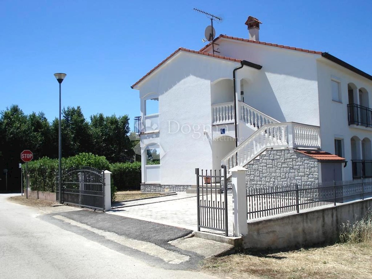 KUĆA S APARTMANIMA BLIZU POREČA