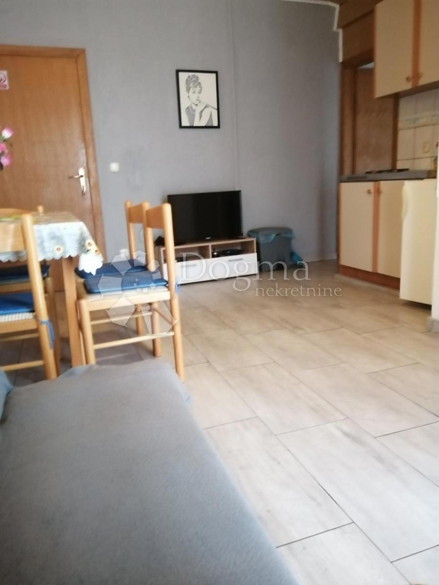 VODICE  4 APARTMANA U ZGRADI BLIZU MORA I CENTRA GRADA
