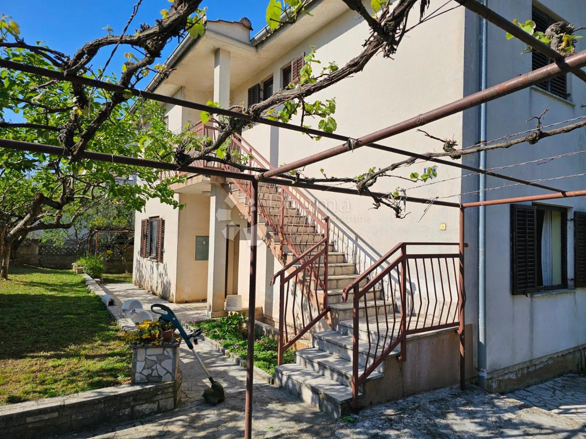 POREČ - Kuća sa dva stana i studio apartmanom