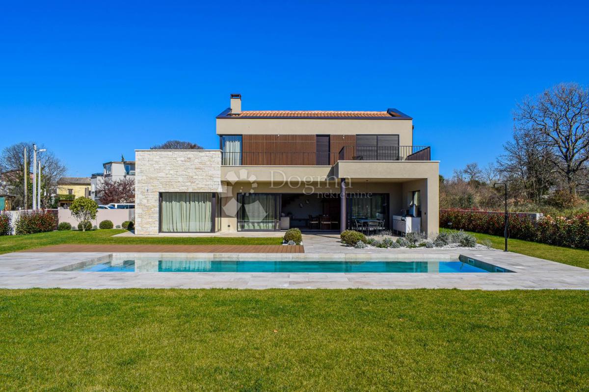 Poreč, ekskluzivna i moderna vila s predivnom okućnicom!