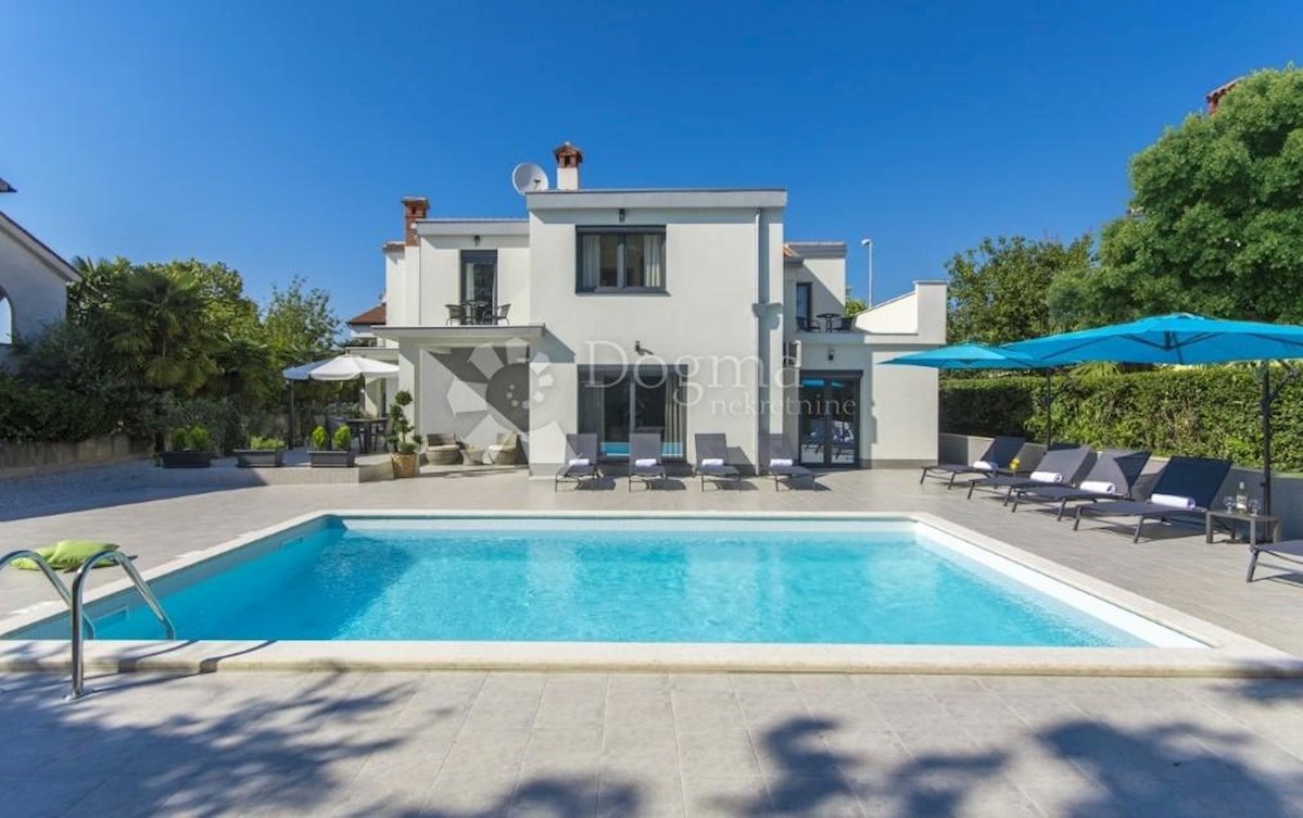 Prekrasna prostrana villa, 300 metara od uređenih plaža u Poreču