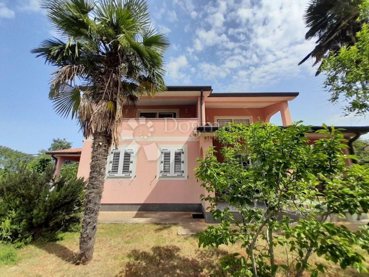 POREČ- Samostojeća kuća sa velikom okućnicom- PRILIKA!