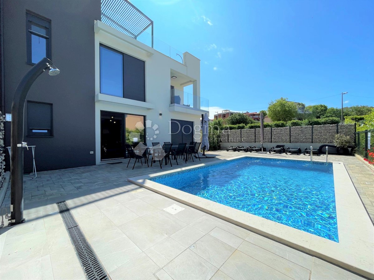 MODERNA VILA U NIZU SA BAZENOM, OKOLICA POREČA