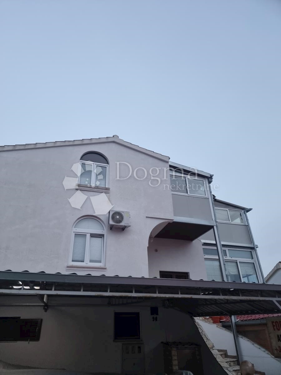 APARTMAN U KUĆI. VODICE!