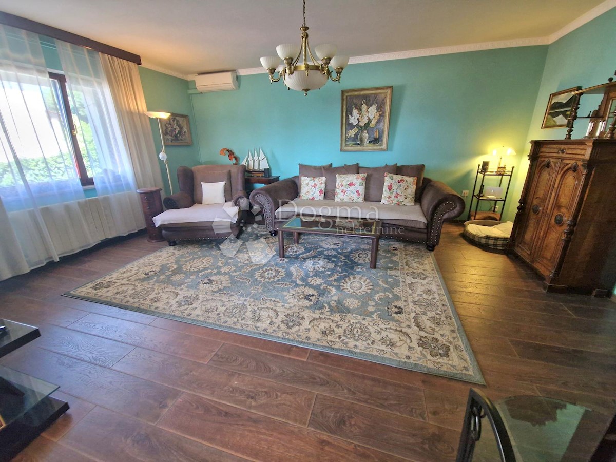 PRILIKA! KUĆA S DVA APARTMANA NEDALEKO POREČA