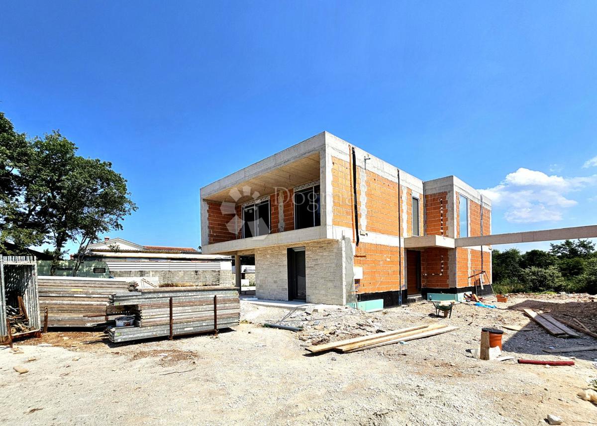 Poreč, visokokvalitetna kuća nadomak centra i plaža (2)