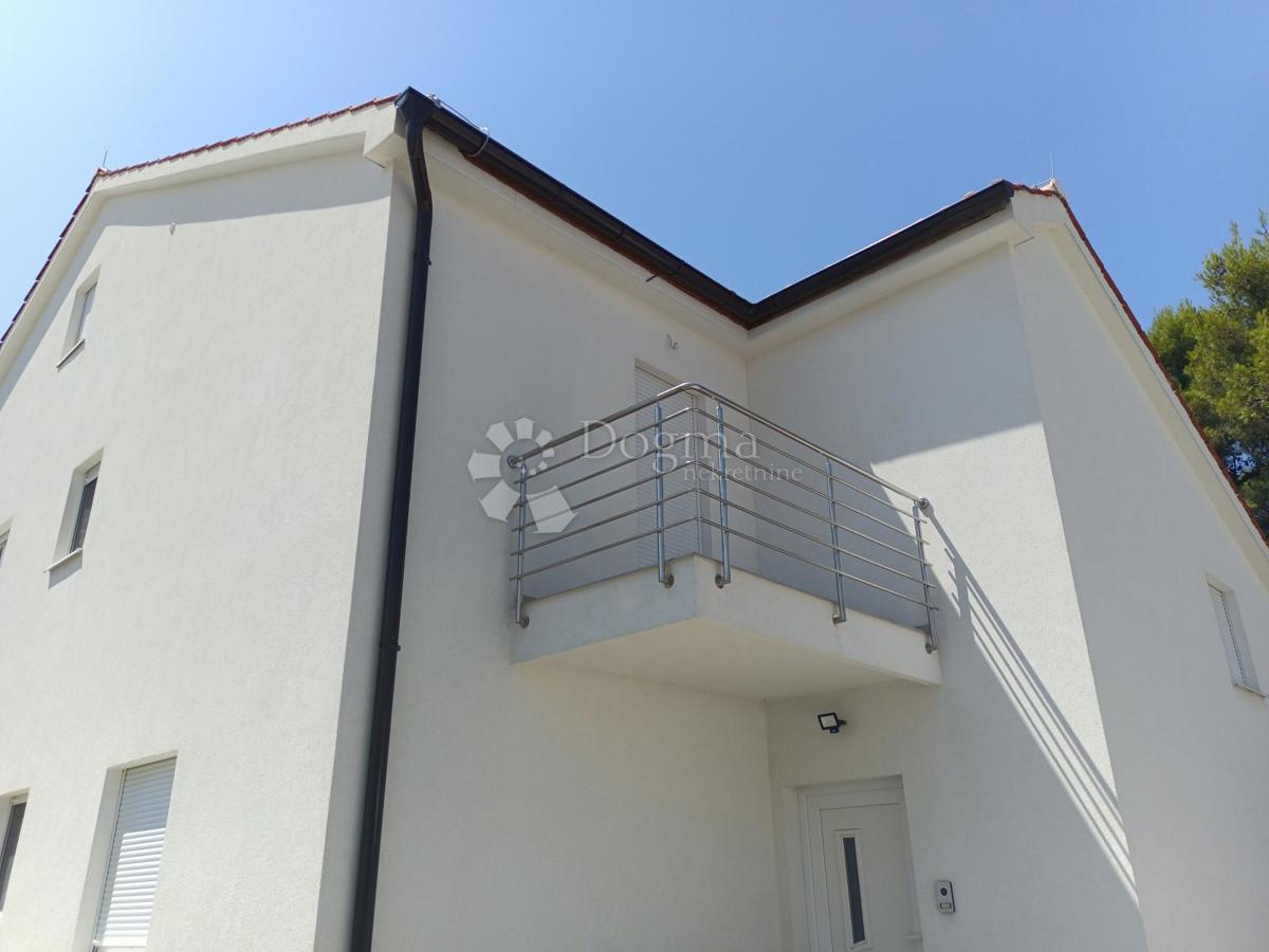 STAN U NOVOJ KUĆI  U VODICAMA    700 m OD MORA 109  M2 