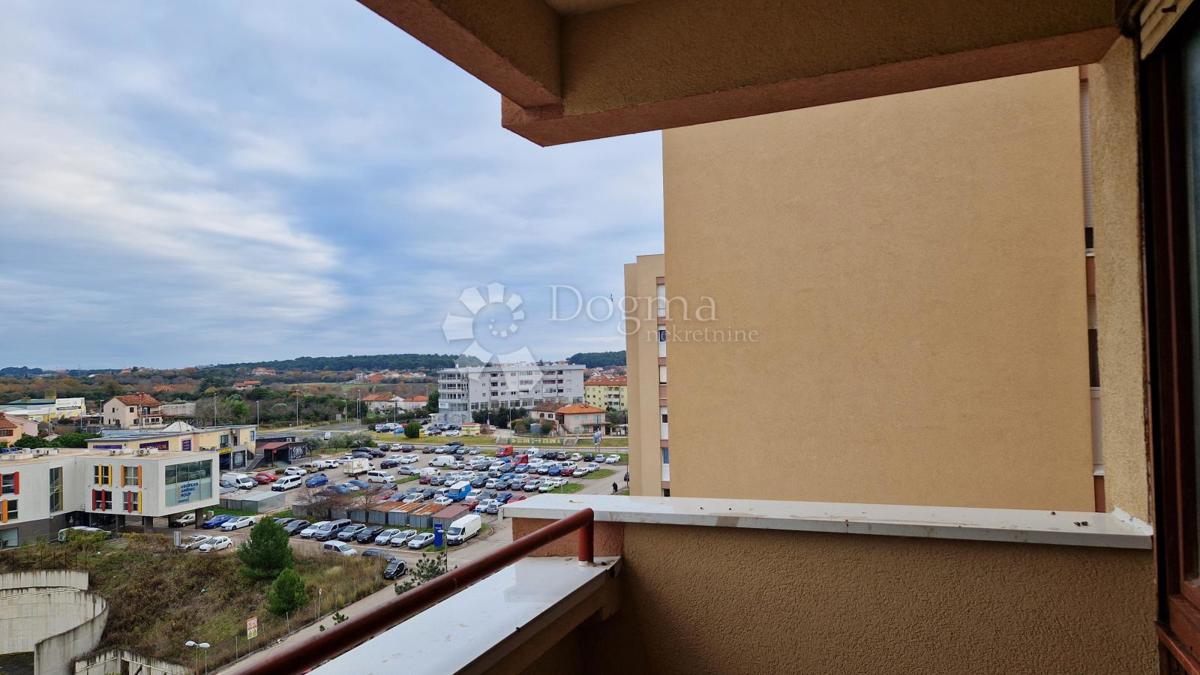 Prostrani stan za kompletnu renovaciju