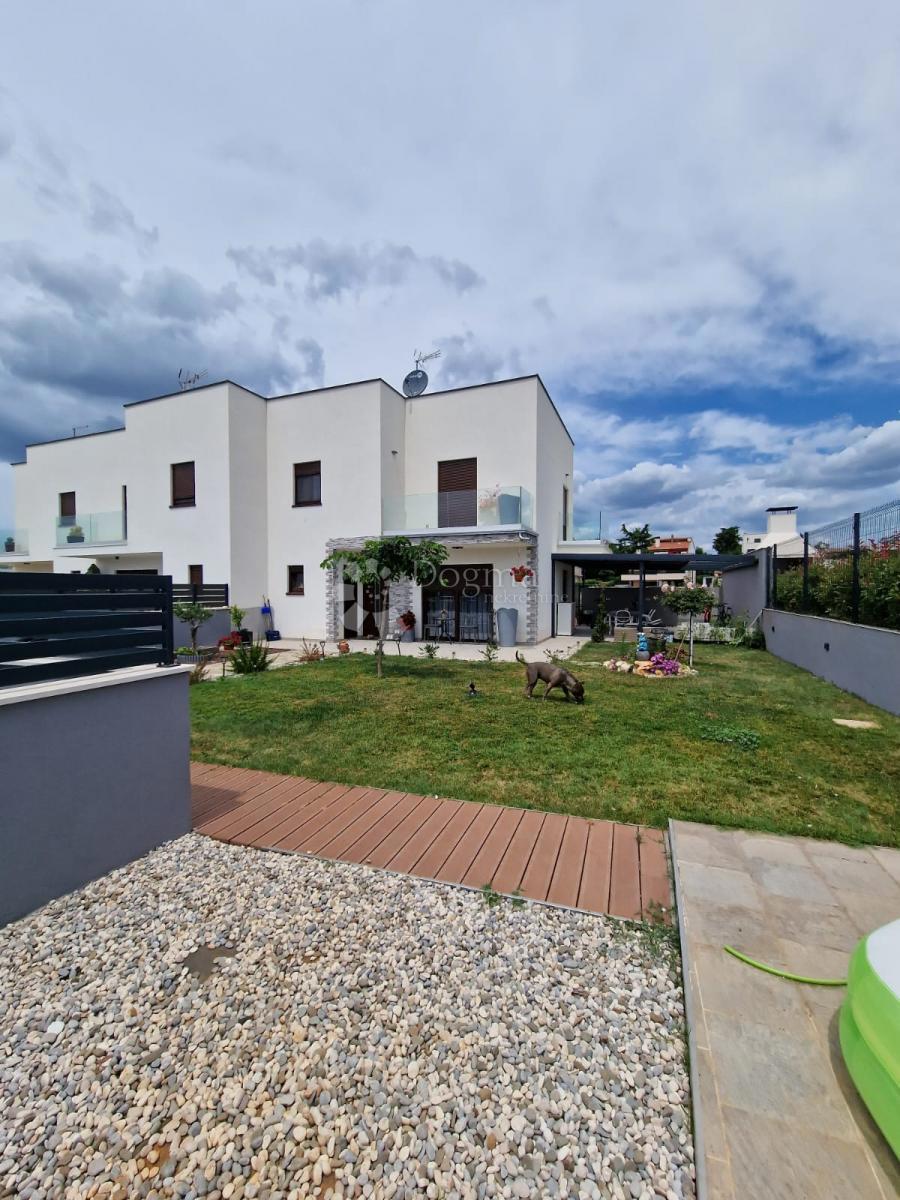 POREČ (okolica) - Nova moderna kuća zadnja u nizu