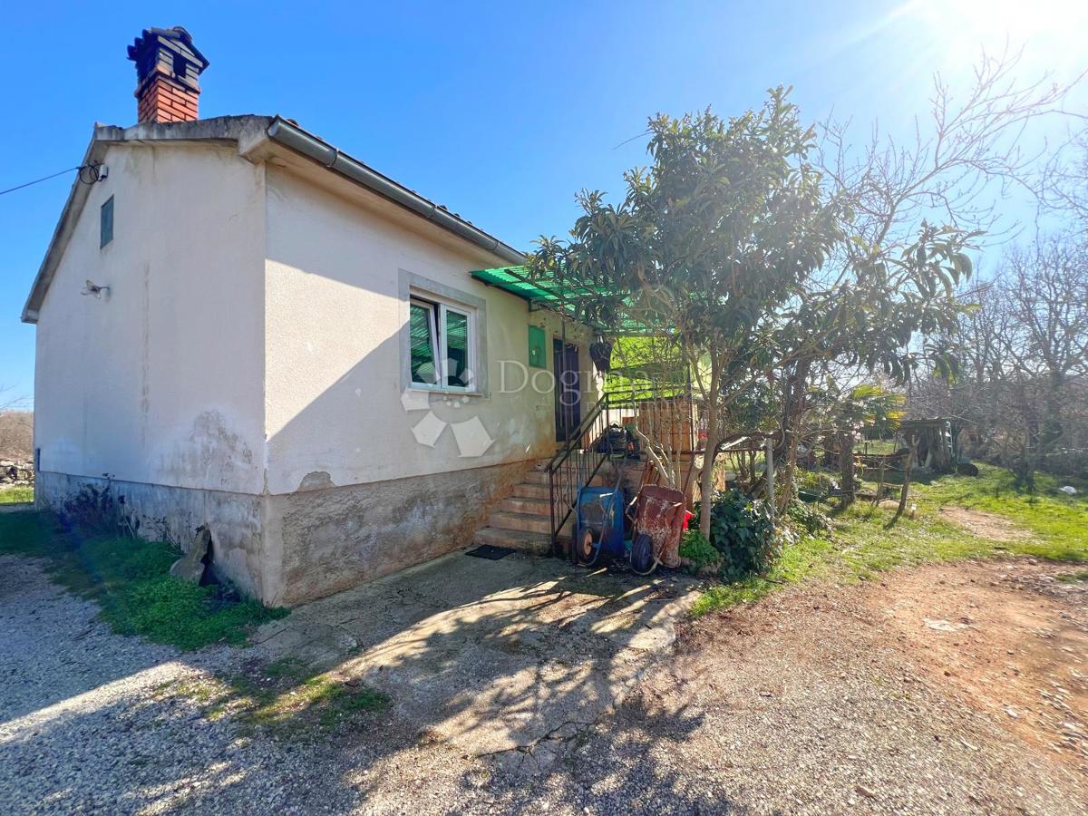 Zemljište sa kućom na rubu građevinske zone