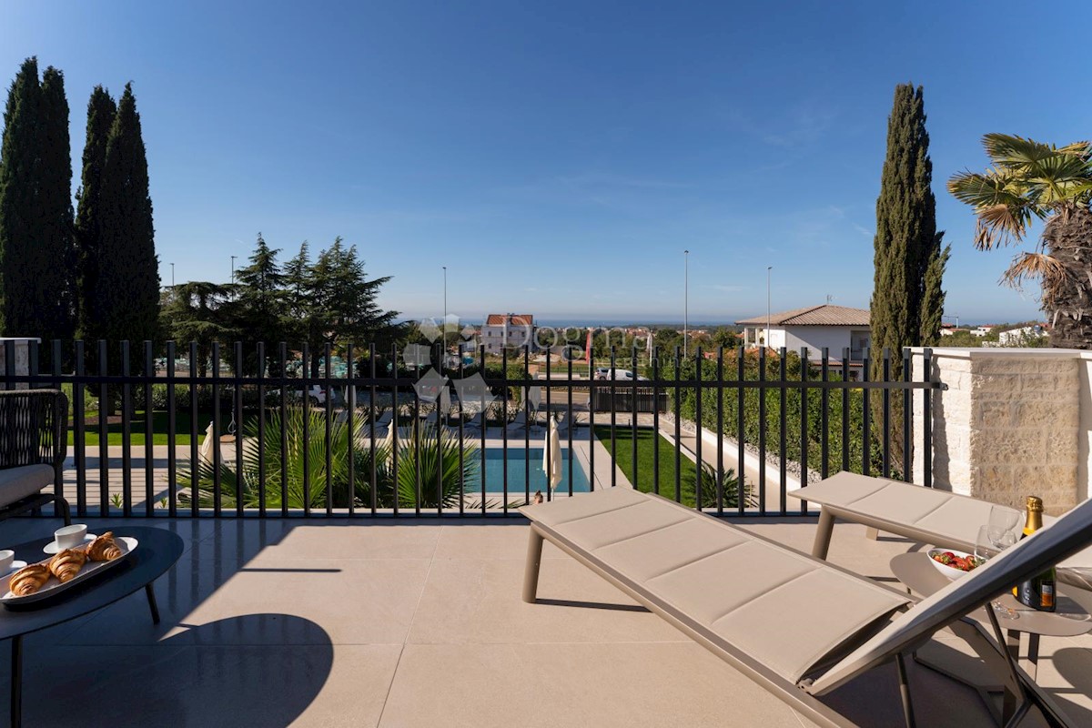 ELEGANTNA VILA SA BAZENOM, 3 STAMBENE JEDINICE 1KM OD MORA!