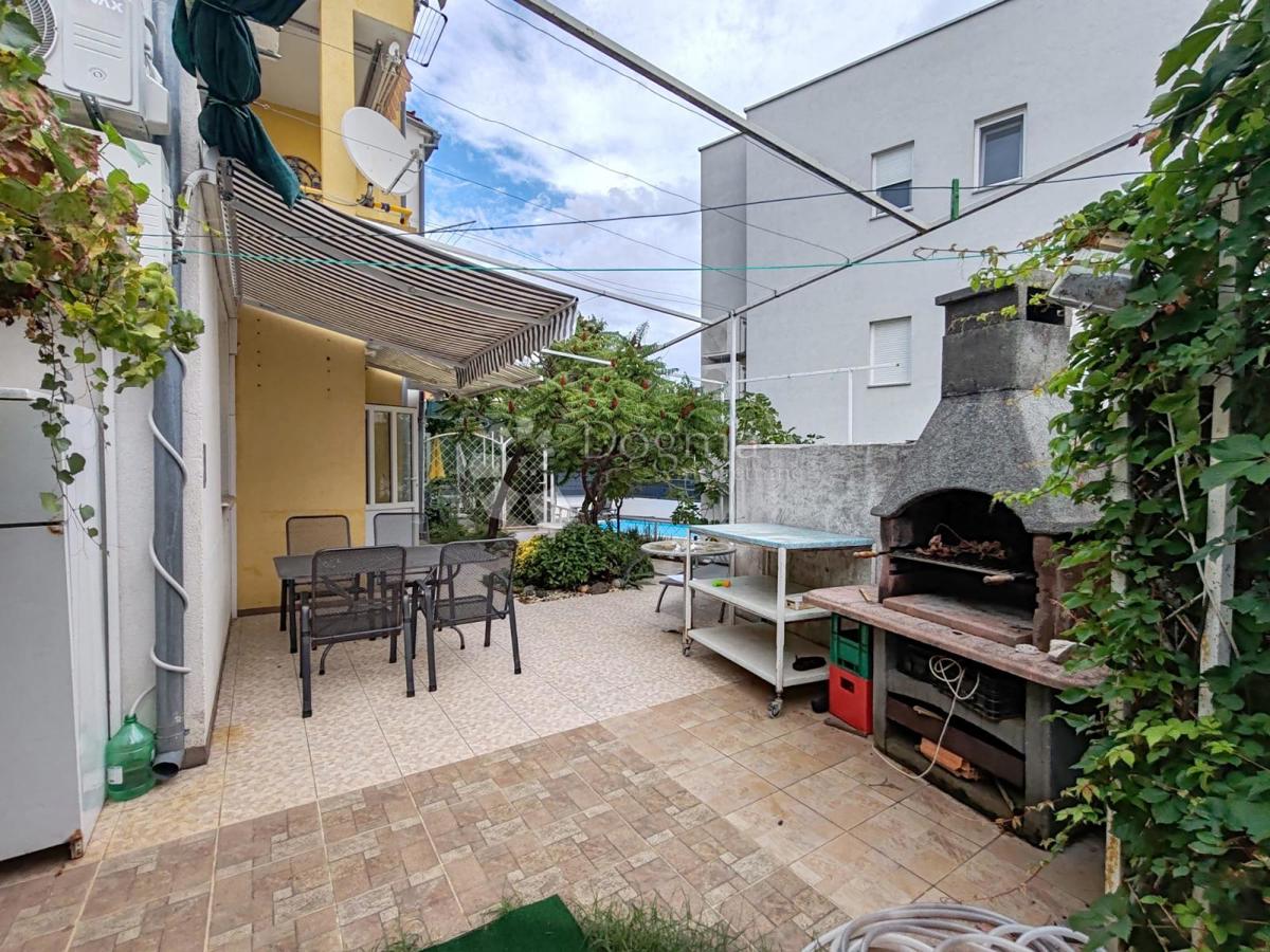 VODICE-SRIMA apartman 2.red od mora, privatni vrt+PM