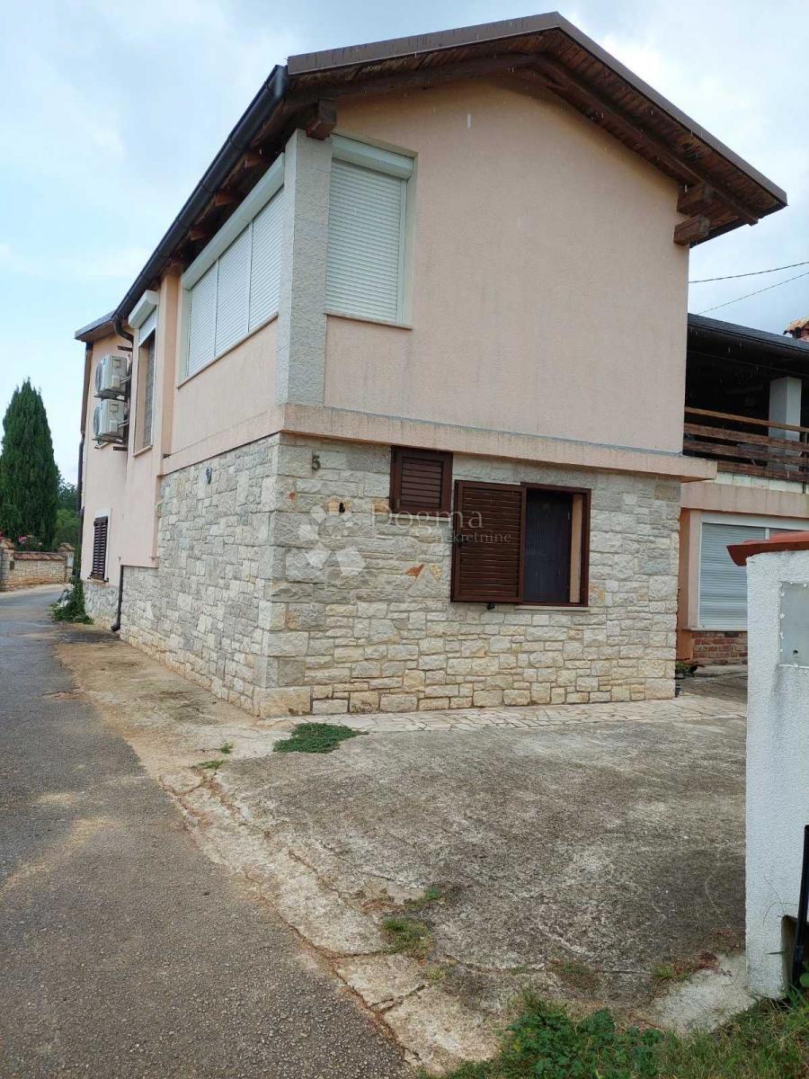 POREČ (okolica) - Obiteljska kuća na mirnoj lokaciji