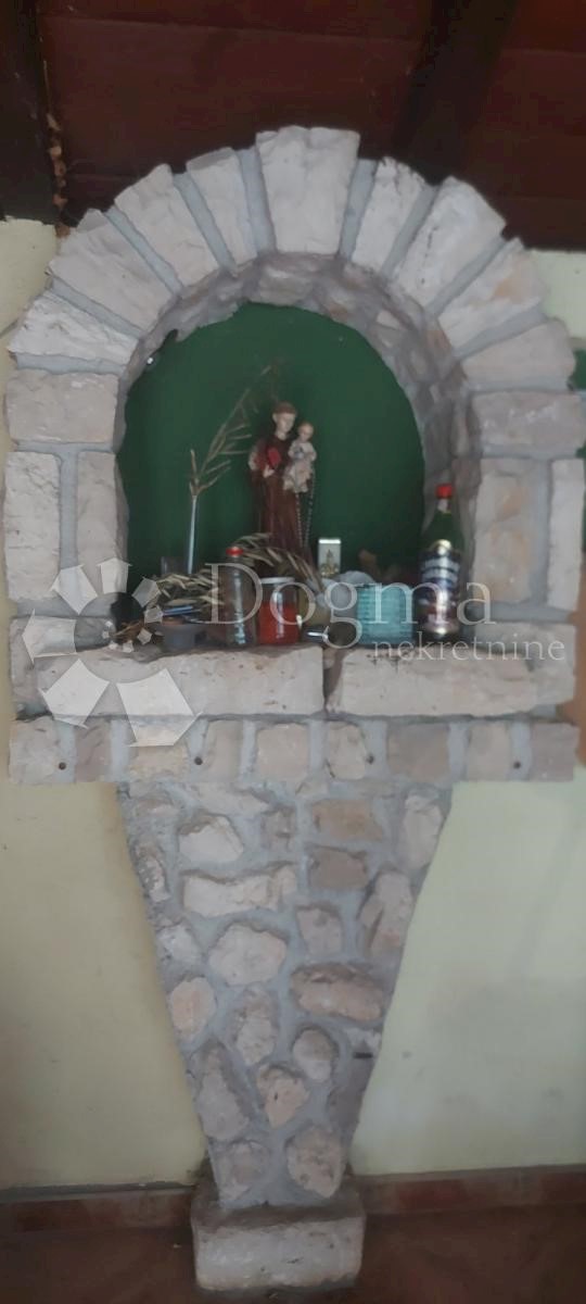 Stambeno-poslovna kuća sa 700 m okućnice