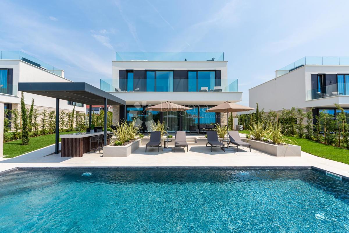 LUKSUZNA NEKRETNINA NA RUBU SELA 3KM OD MORA