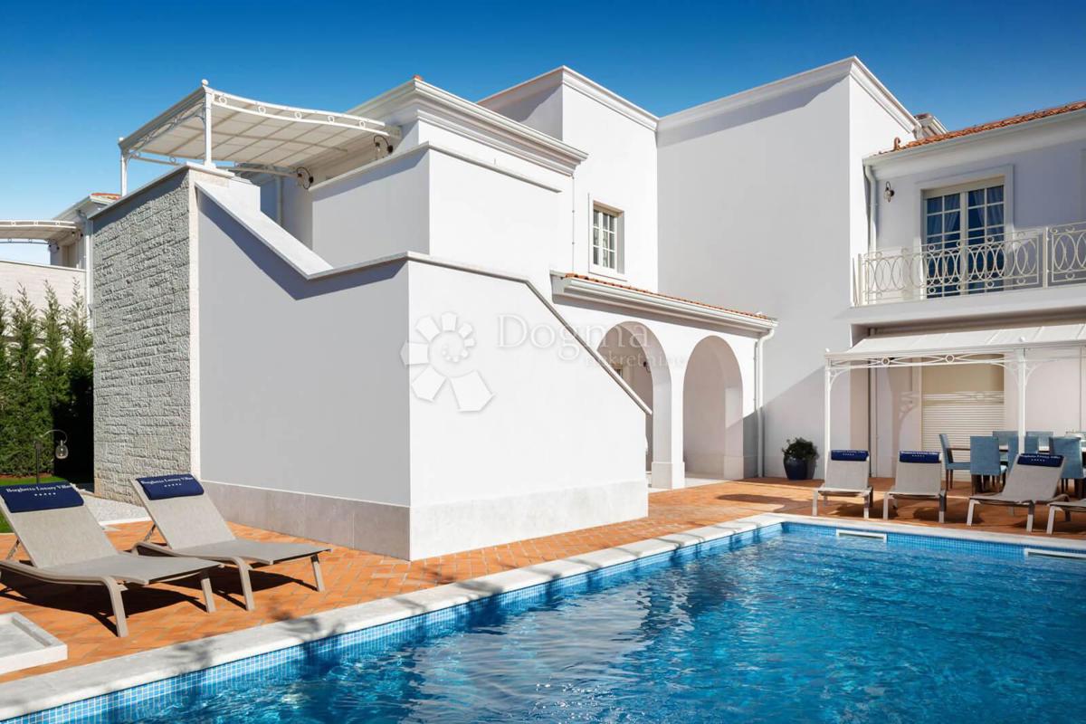 LUKSUZNA VILLA U ELITNOM NASELJU NADOMAK MORA