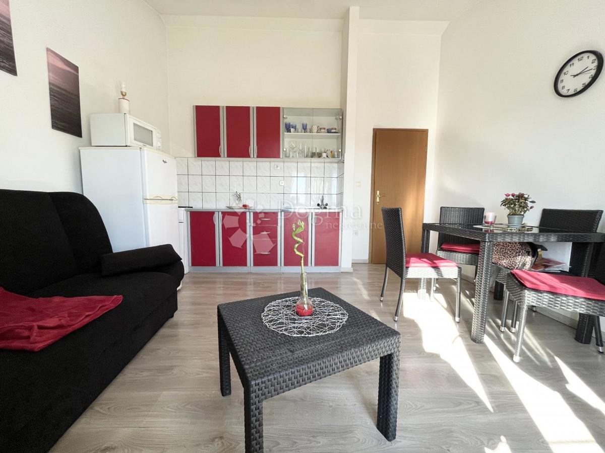 NOVIGRAD, STAN NA TOP LOKACIJI SA POGLEDOM NA MORE