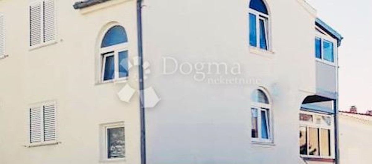 Vodice! Apartman u centru s pogledom na more! Novija gradnja i blizina plaže!