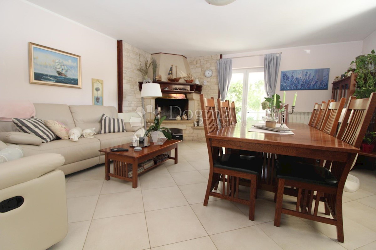 NOVIGRAD ETAŽA SA BAZENOM