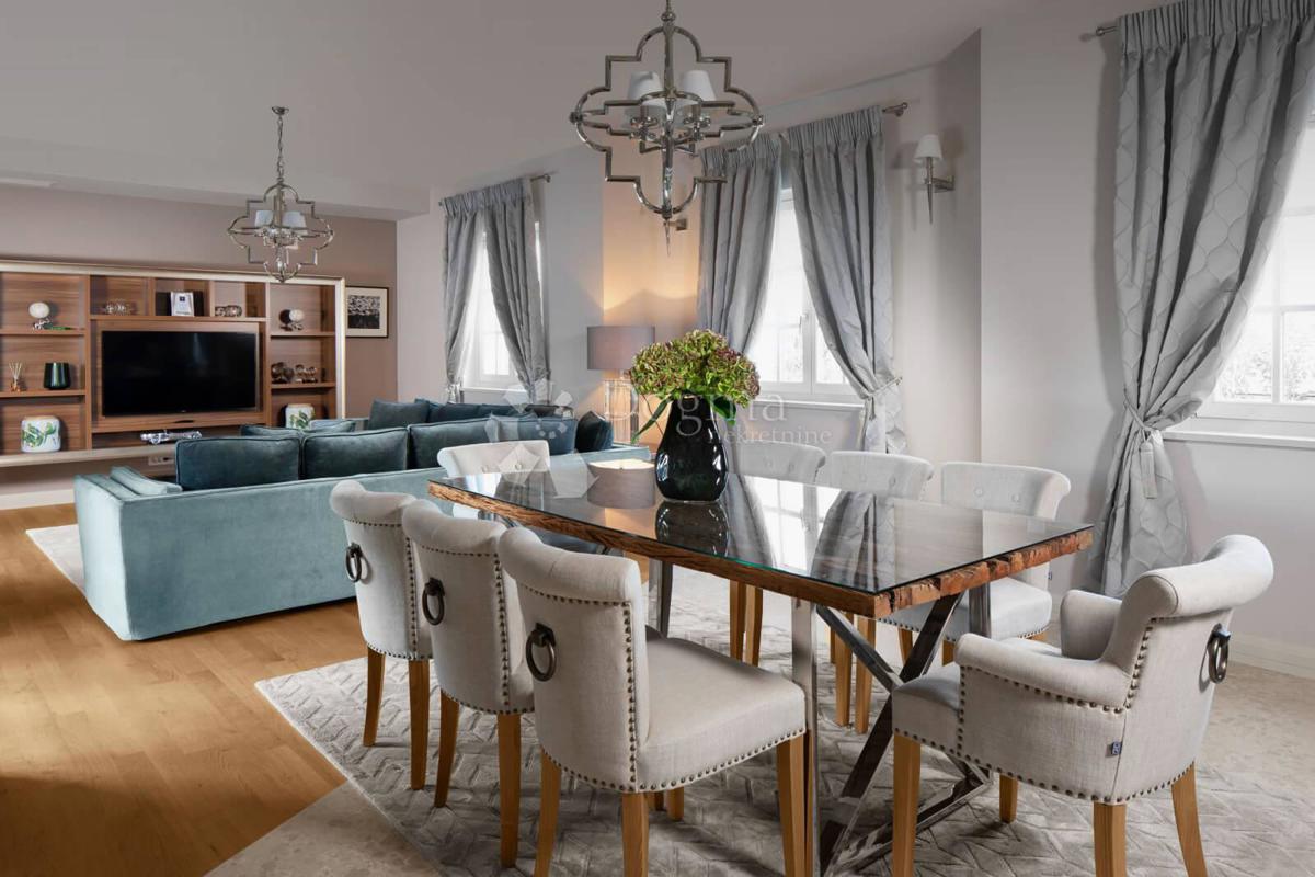 OTMJENA VILLA S BAZENOM, VRTOM I KROVNOM TERASOM BLIZU MORA