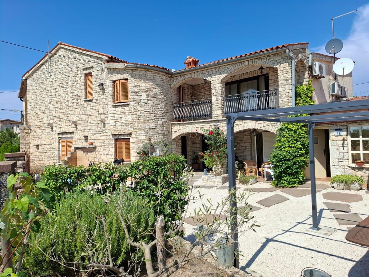 POREČ (okolica) - Kuća sa 3 stana i pogledom na more