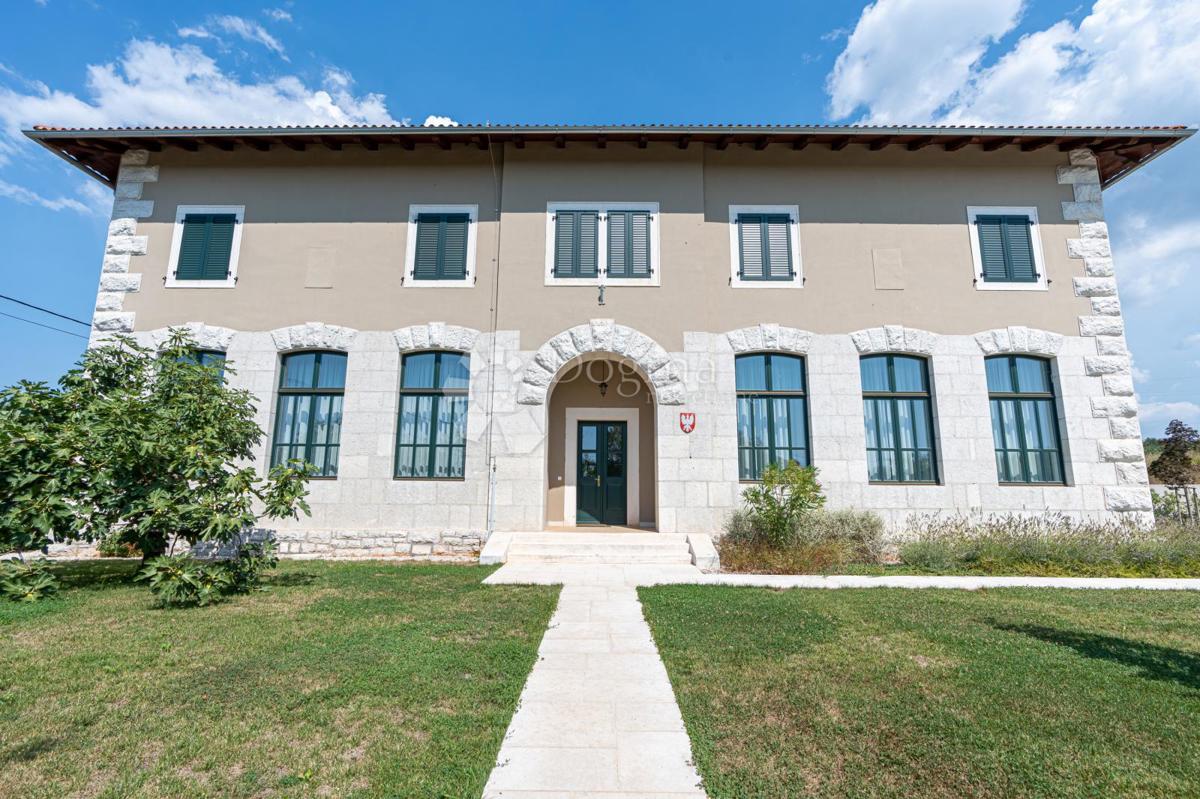 EHEMALS EINE ITALIENISCHE SCHULE, JETZT EINE PERFEKTE VILLA