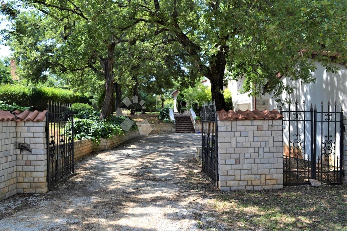 Poreč - velik teren s objektima, građevinski !