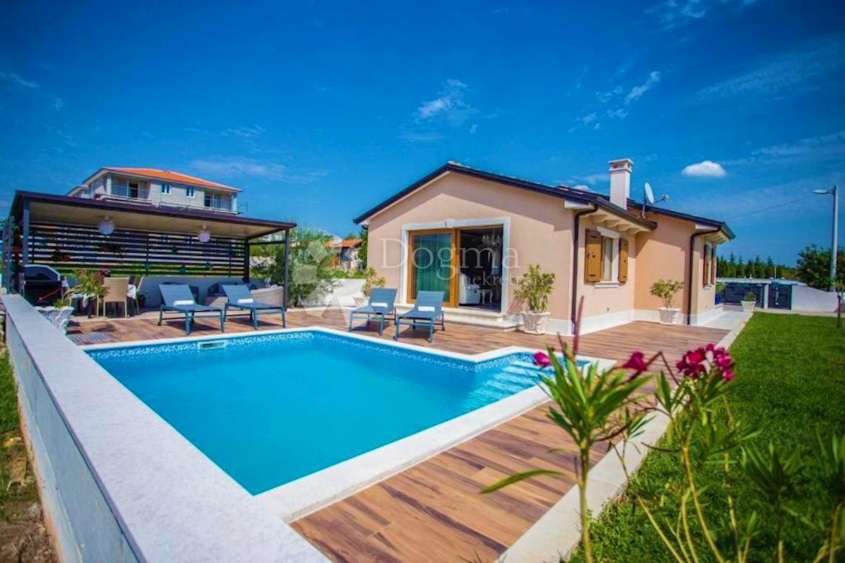 LJUPKA PRIZEMNICA SA BAZENOM, OKOLICA POREČA