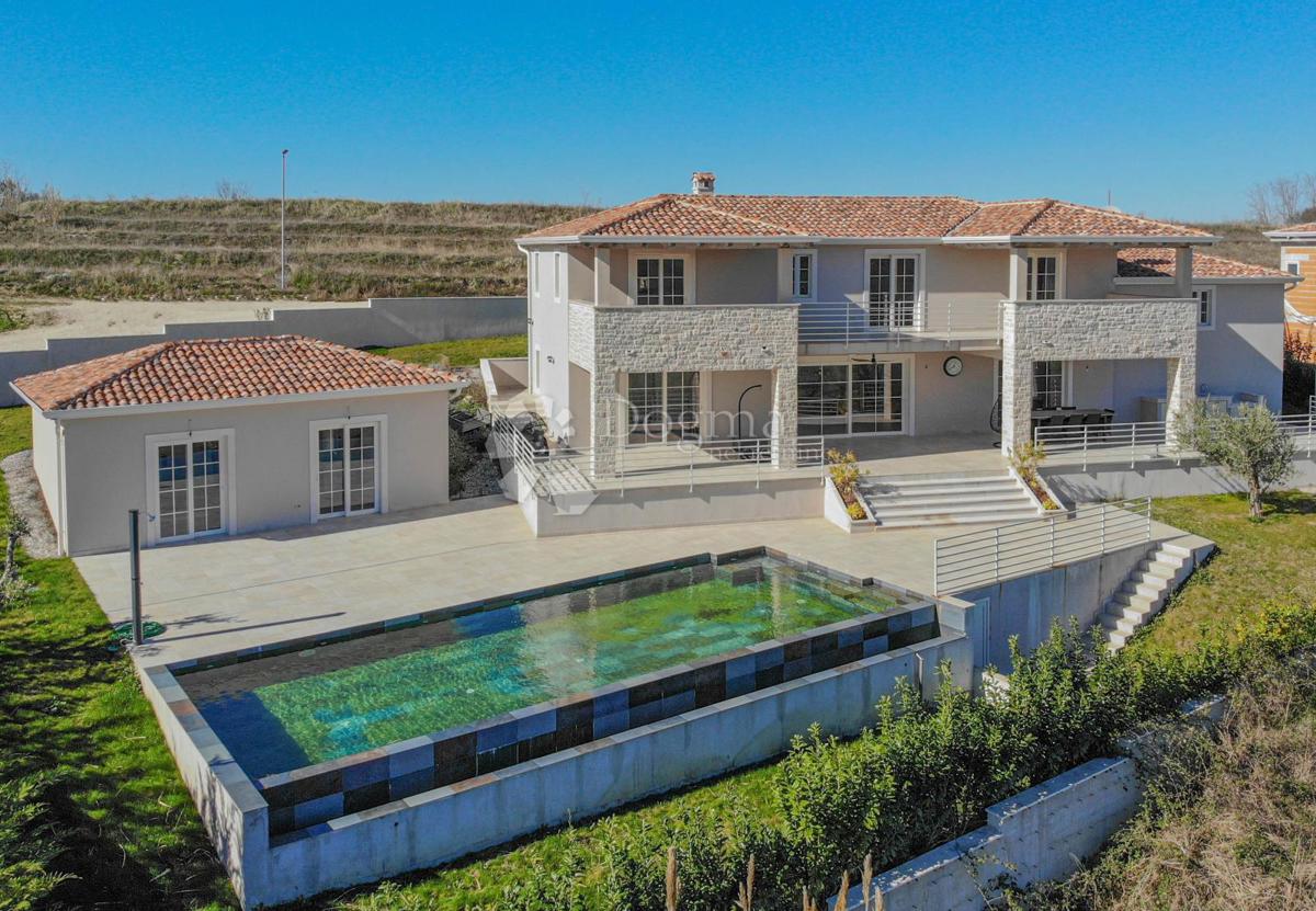 Prestižna vila u okolici Poreča s 4 spavaće sobe i bazenom