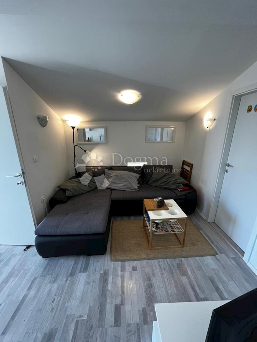 Kuća - Poreč(okolica) Dvojna kuća sa dva namještena stana