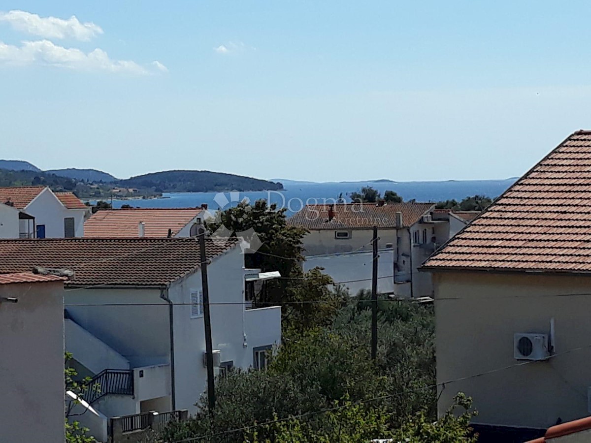 APARTMAN U KUĆI S POGLEDOM NA MORE. VODICE