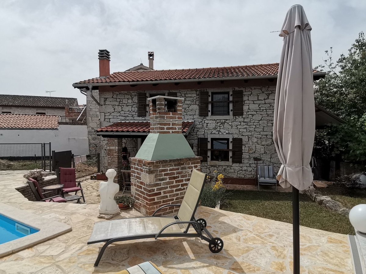 P-955 Prodaje se renovirana kamena kuća s bazenom u blizini Poreča i mora