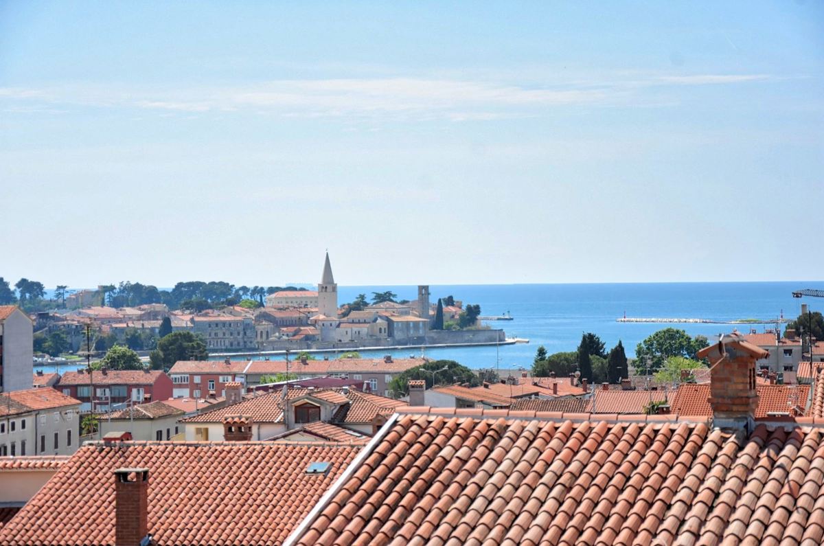 P-281 Exclusive penthouse apartment with roof terrace in Poreč, beautiful sea view - only approx. 500 m from the sea and approx. 900 m from the city center, for sale.