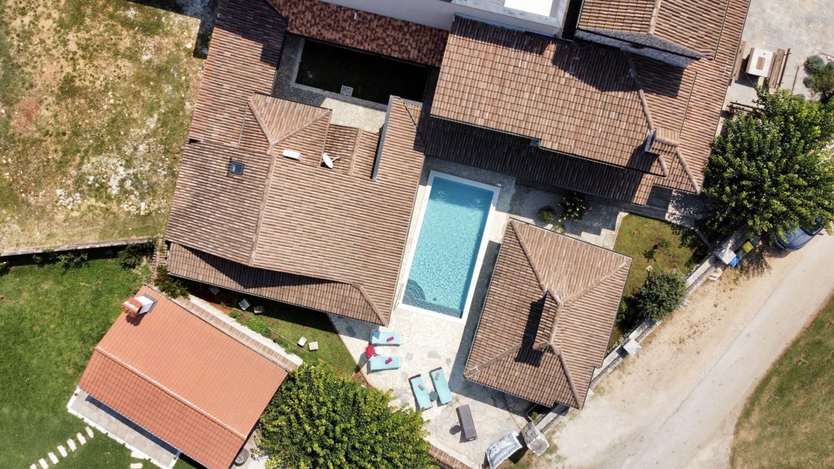 P-954 Prekrasna, renovirana kamena kuća s 3 stana, vrtom i bazenom - pogled na more - udaljenost samo oko 4 km od mora - na prodaju.