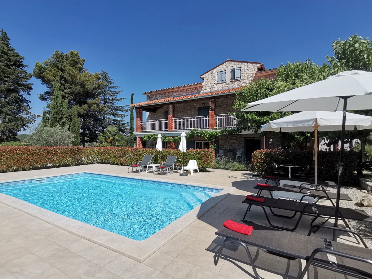 P-943 Lijepo, veliko imanje sa renoviranom kamenom kućom sa bazenom i malim vinogradom – oko 7 km od Poreča i mora, samostojeće, izvan malog naselja.