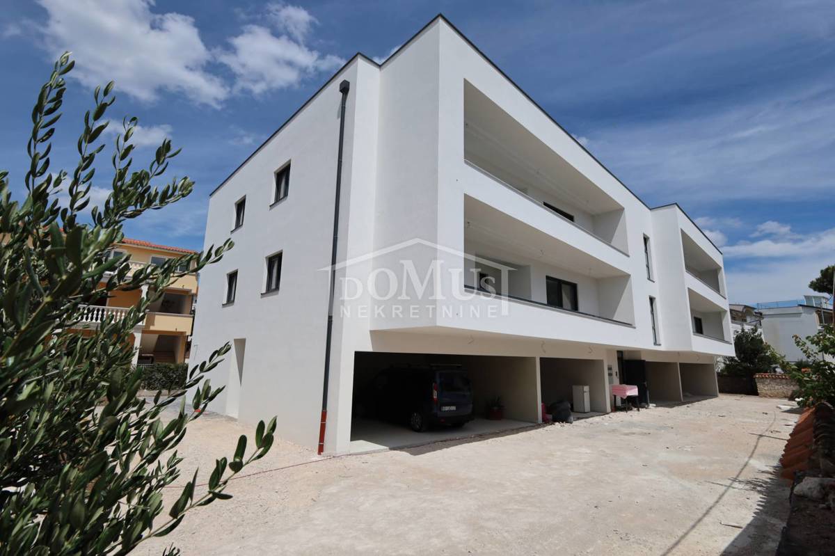 Vodice, izvrsna lokacija, dvoetažni stan 98,78 m2 sa vrtom 