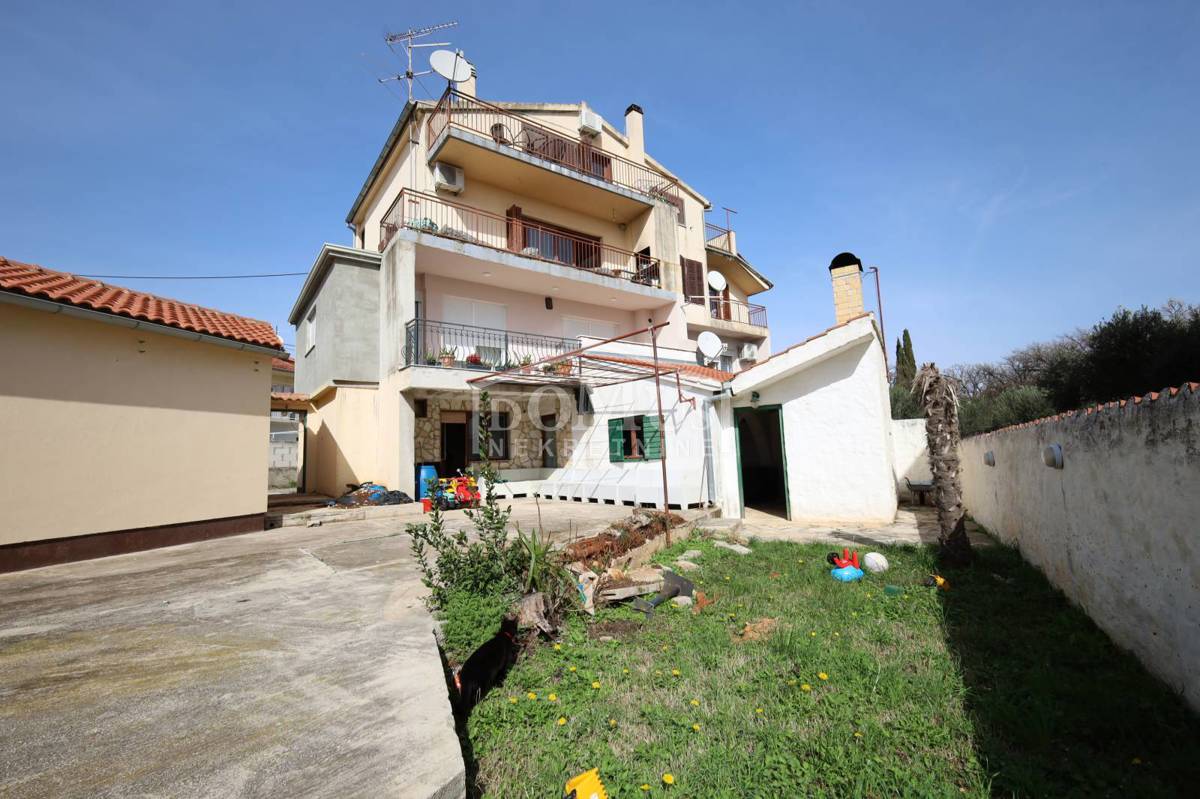 Vodice, blizina centra, apartman 83,10m2, prizemlje, s dvorištem 190m2, potrebno renoviranje 