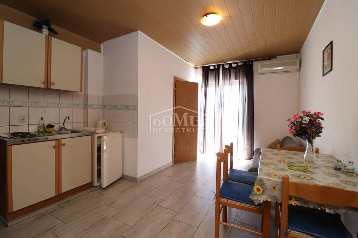 Vodice, apartman u  potkrovlju 150,76m2 u naravi 4 apartmana, blizina centra 