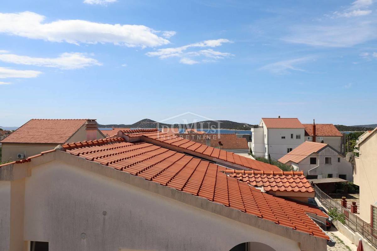 Vodice samo 450m od Plave plaže, trosoban apartman sa galerijom 88,95m2