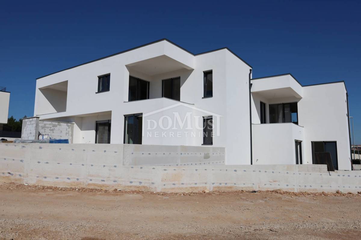 Vodice, novogradnja, komforni 3-sobni stan 96,61m2, terasa s pogledom na more