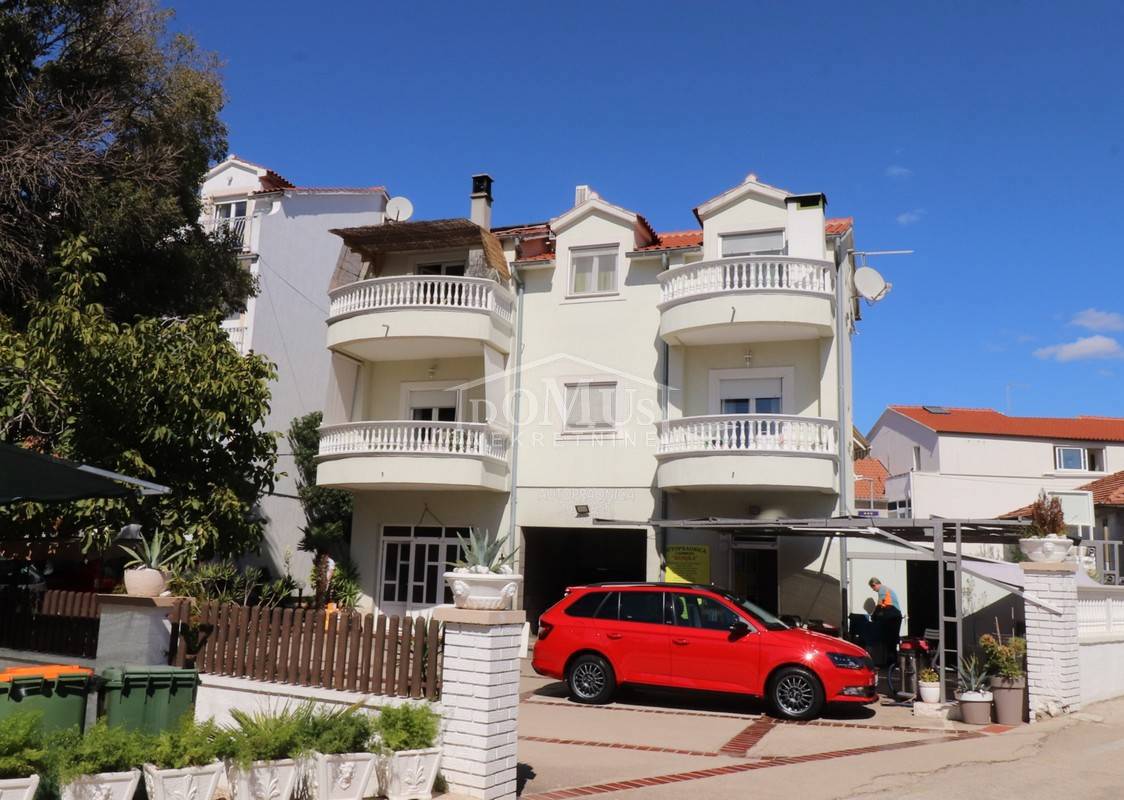 Vodice, centar, 250m od plaže, stan 94,67m2, pogled na more