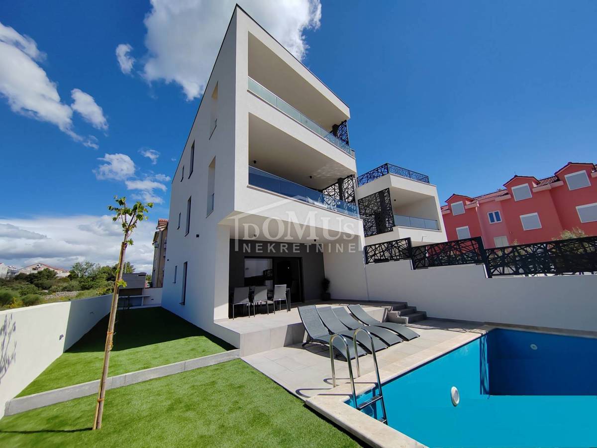 Vodice, novogradnja apartman 111,66 (2s) korisne površine, sa dvorištem i bazenom